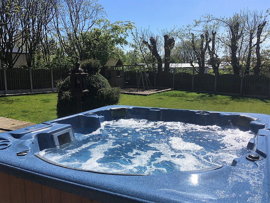 Hot tub and gardens at Bourne End House